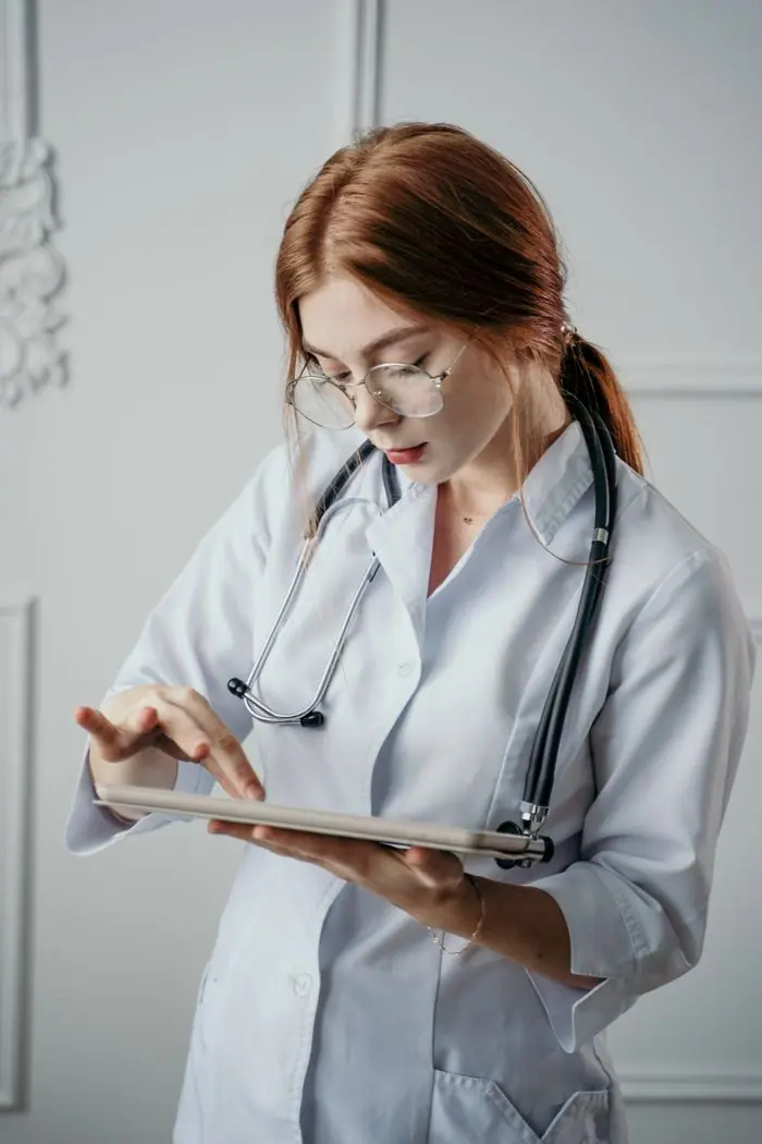Profesional de la salud usando una tableta
