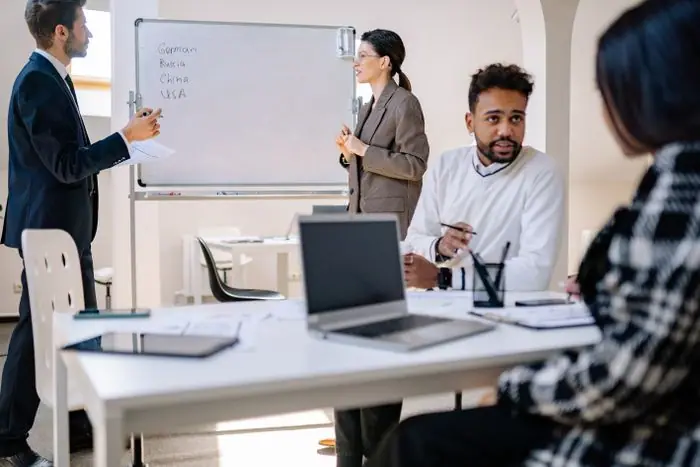 Equipo de servicios profesionales en una sesión de trabajo